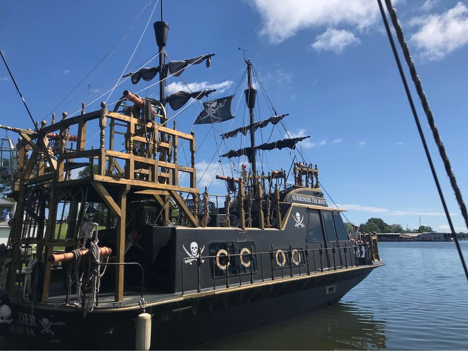 c.1988 Pirate Ship Holiday Mansion Houseboat For Sale, Callao, VA