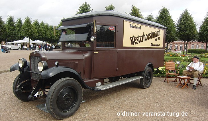 Oldtimer mit Werbung im Einsatz