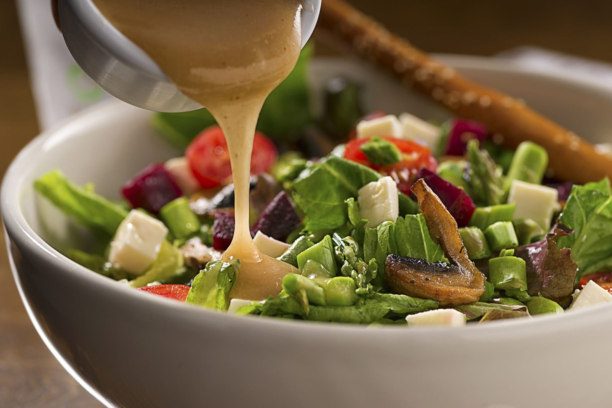 4 aderezos de ensalada que puedes hacer con aceite de cártamo