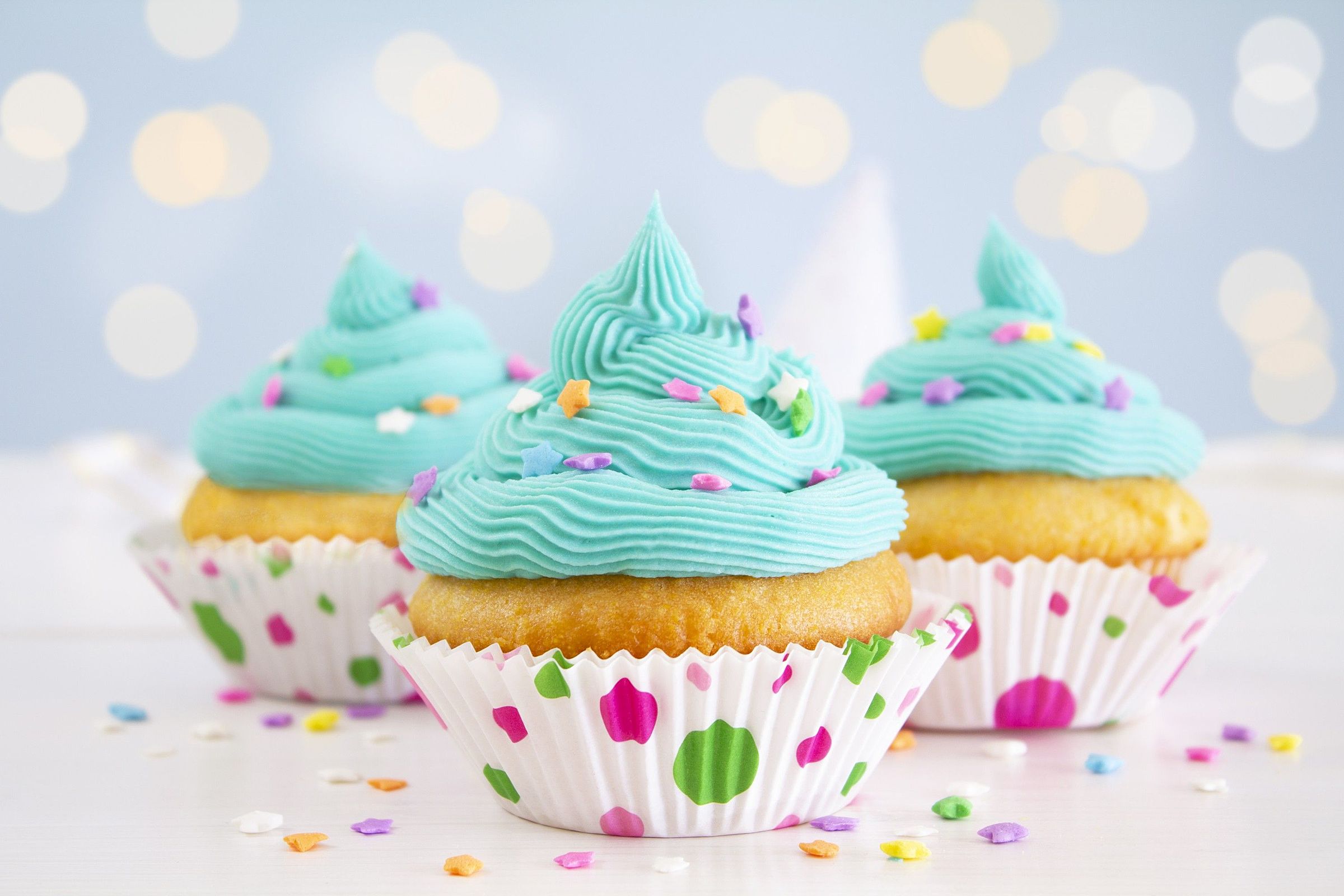 Cupcakes de colores una divertida receta para preparar en familia
