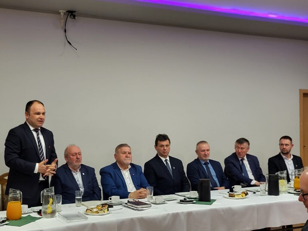 Lokalni liderzy docenieni przez OZPN! Urząd Miejski w Oleśnie