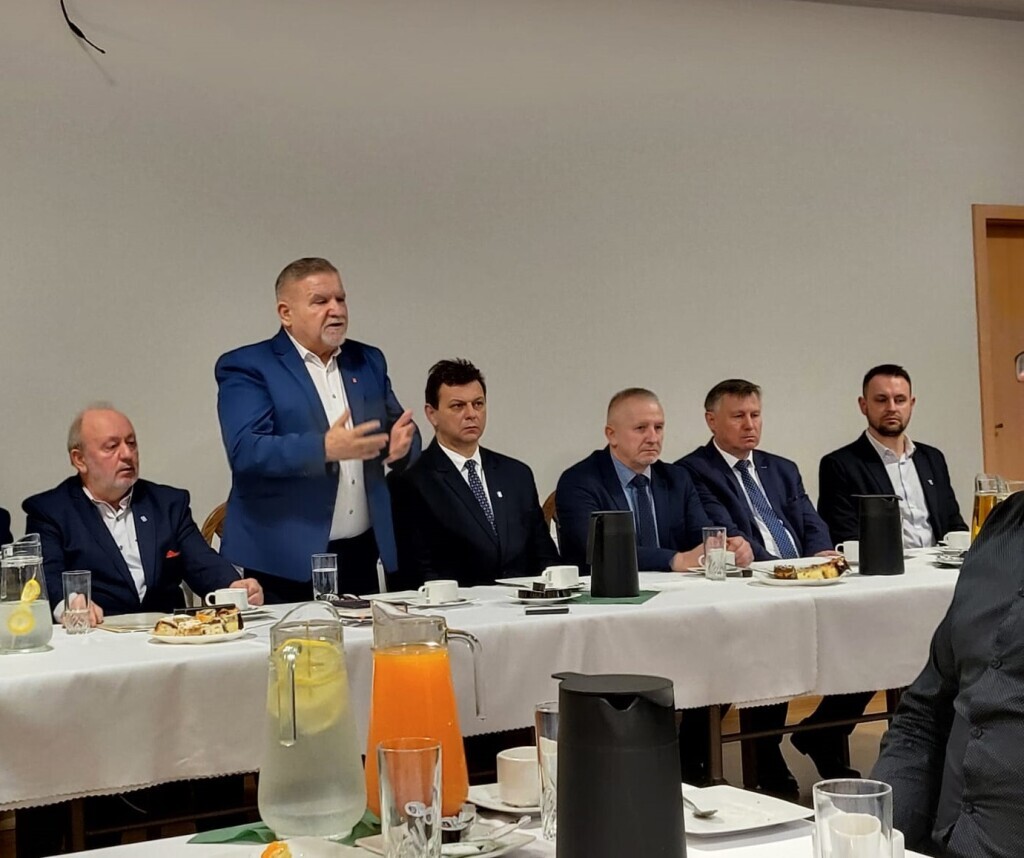 Lokalni liderzy docenieni przez OZPN! Urząd Miejski w Oleśnie