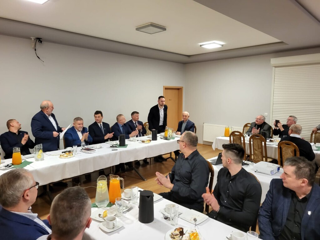 Lokalni liderzy docenieni przez OZPN! Urząd Miejski w Oleśnie