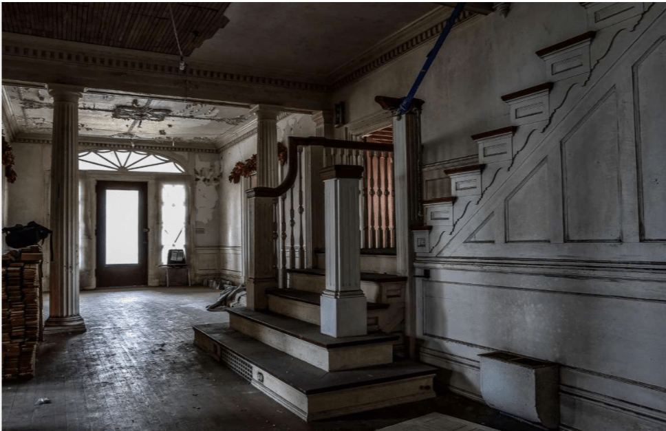 Why was this stunning Florida mansion abandoned? Oliver Reports