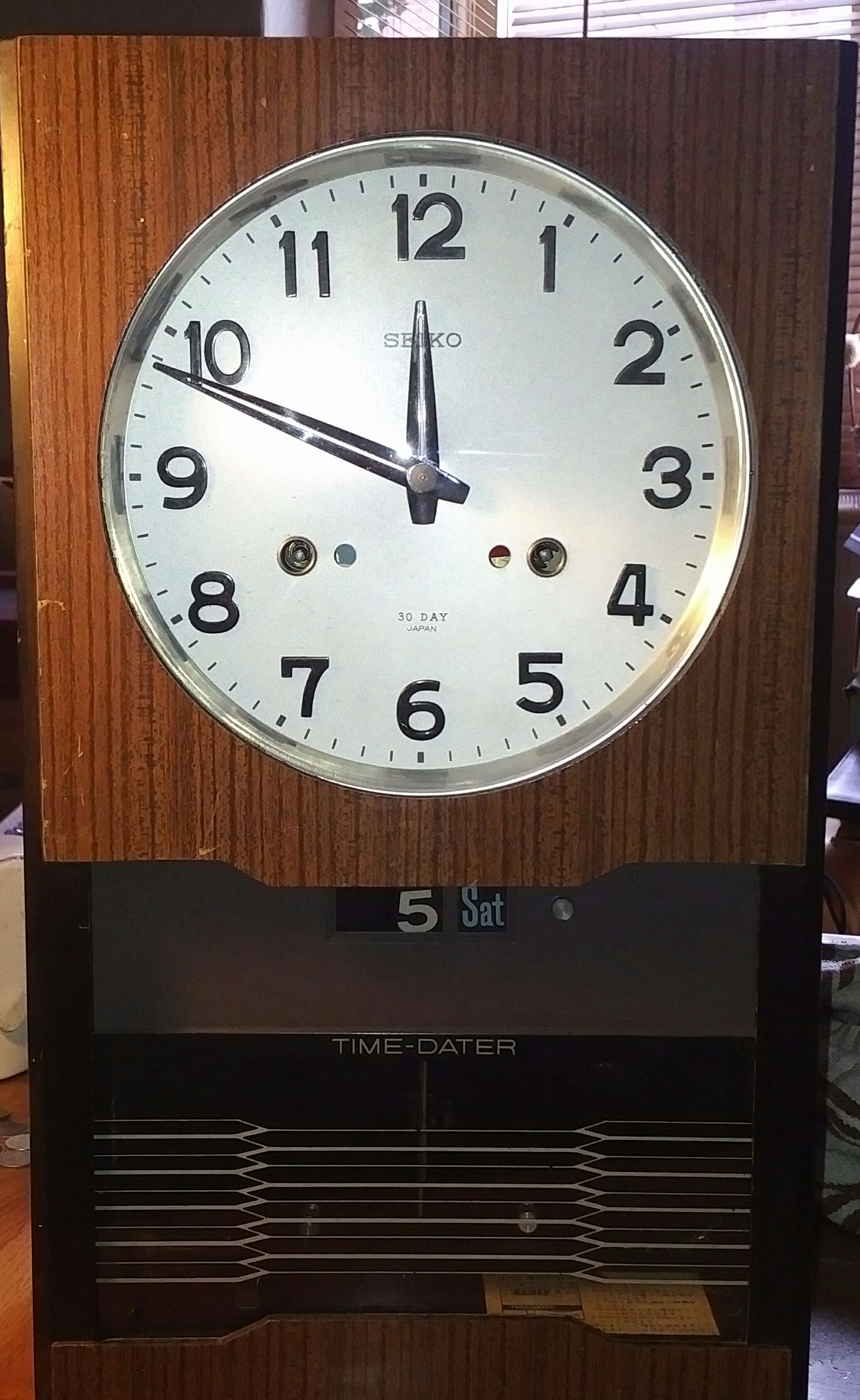 Arriba 70+ imagen seiko day date wall clock Thptnganamst.edu.vn
