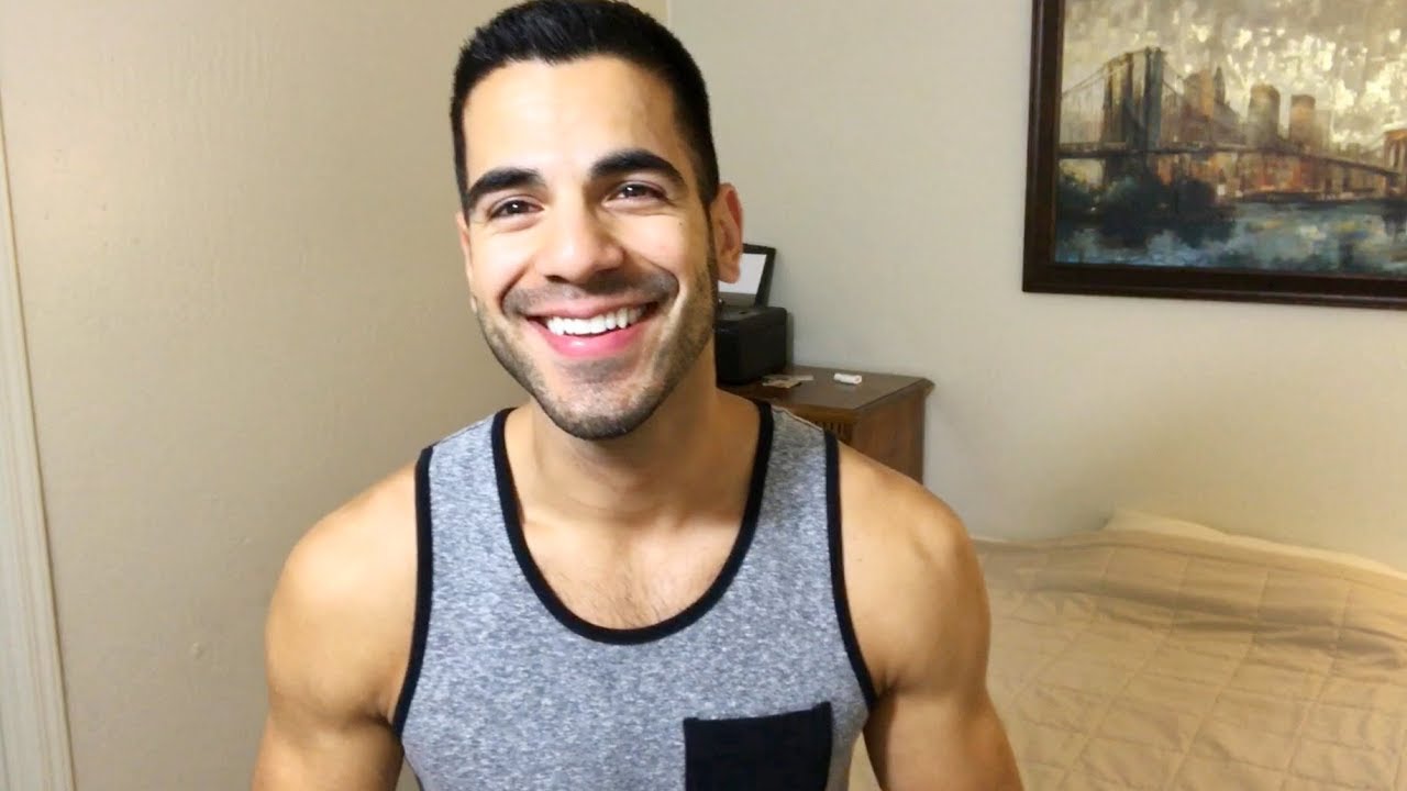 OMG, he's naked: YouTube star 'MuscleBaked' aka Kevin Baker - OMG.BLOG
