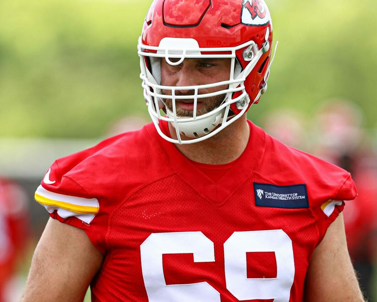 Kyle Long Married Life, Wife, Net Worth, and Height OMG Staffs
