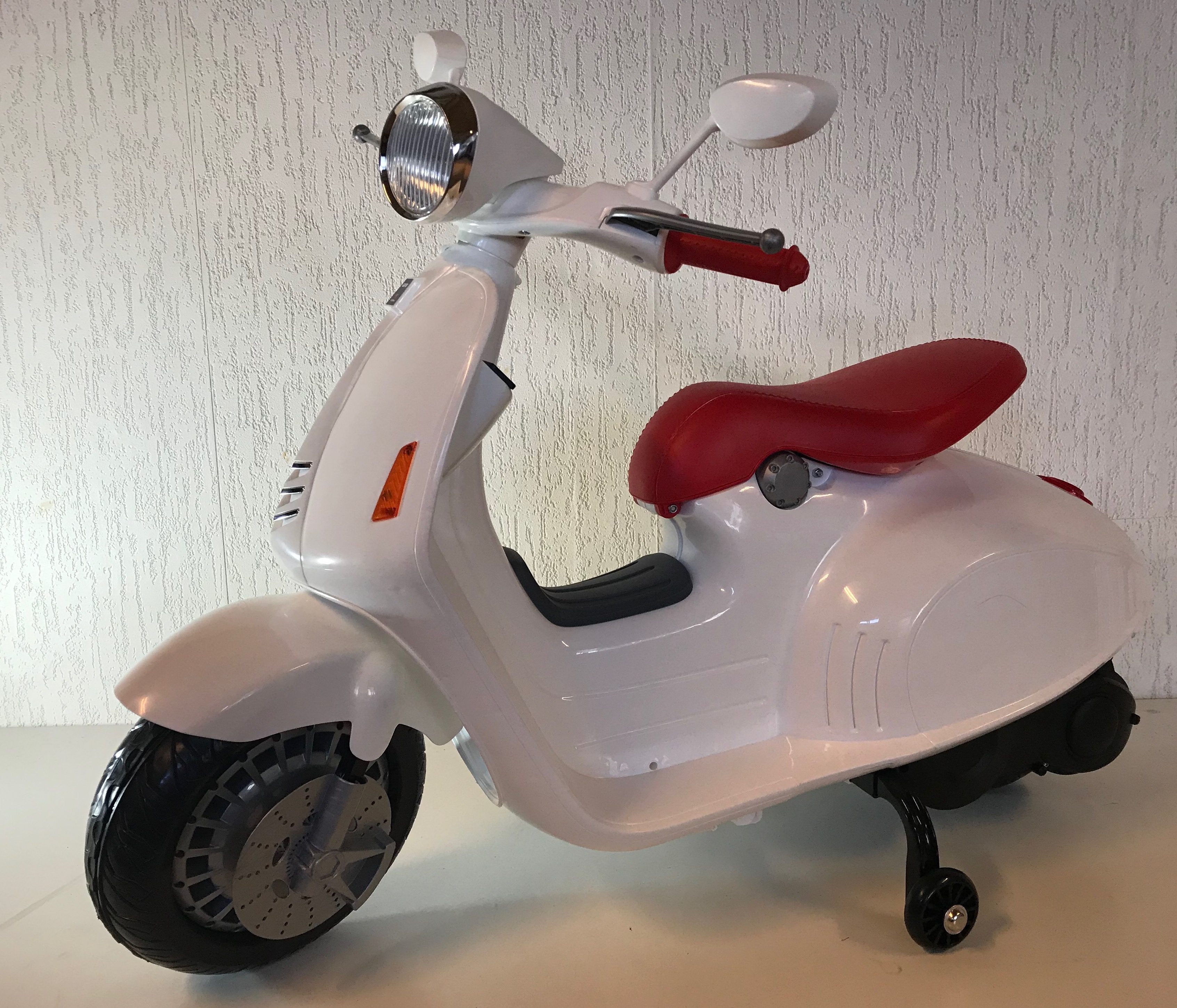 Vespa scooter wit 12v Multimedia Omidbikes