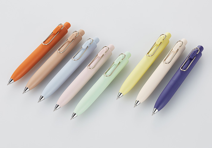 ころんとしたフォルムとキャンディカラーがカワイイ。発色の良いボールペン「ユニボールワン」シリーズに、新作『uniball one P』登場
