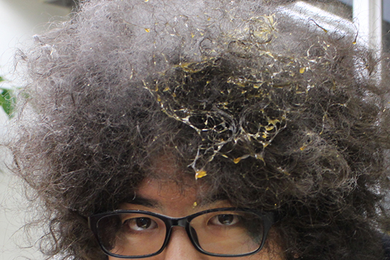 2 もじゃもじゃ頭を使って掃除ができることが判明 | オモコロ