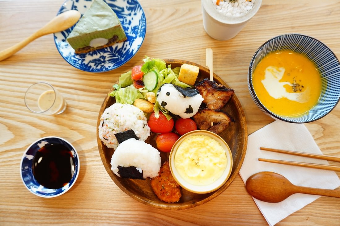 【桃園美食】日暖珈琲店 || 桃園車站日式早午餐＂企鵝飯糰