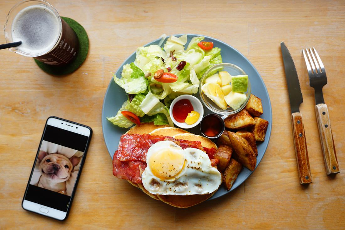 【台中西區美食】嗝 gé || 老宅文青風＂雲朵太陽蛋鬆餅＂寵物友善早午餐