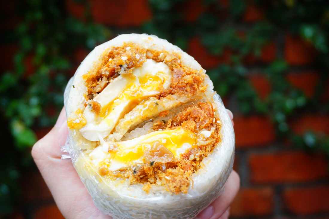 【新北蘆洲早午餐】弘記豆漿店 || 蘆洲在地人推薦＂炸彈飯糰＂捷運三民高中站