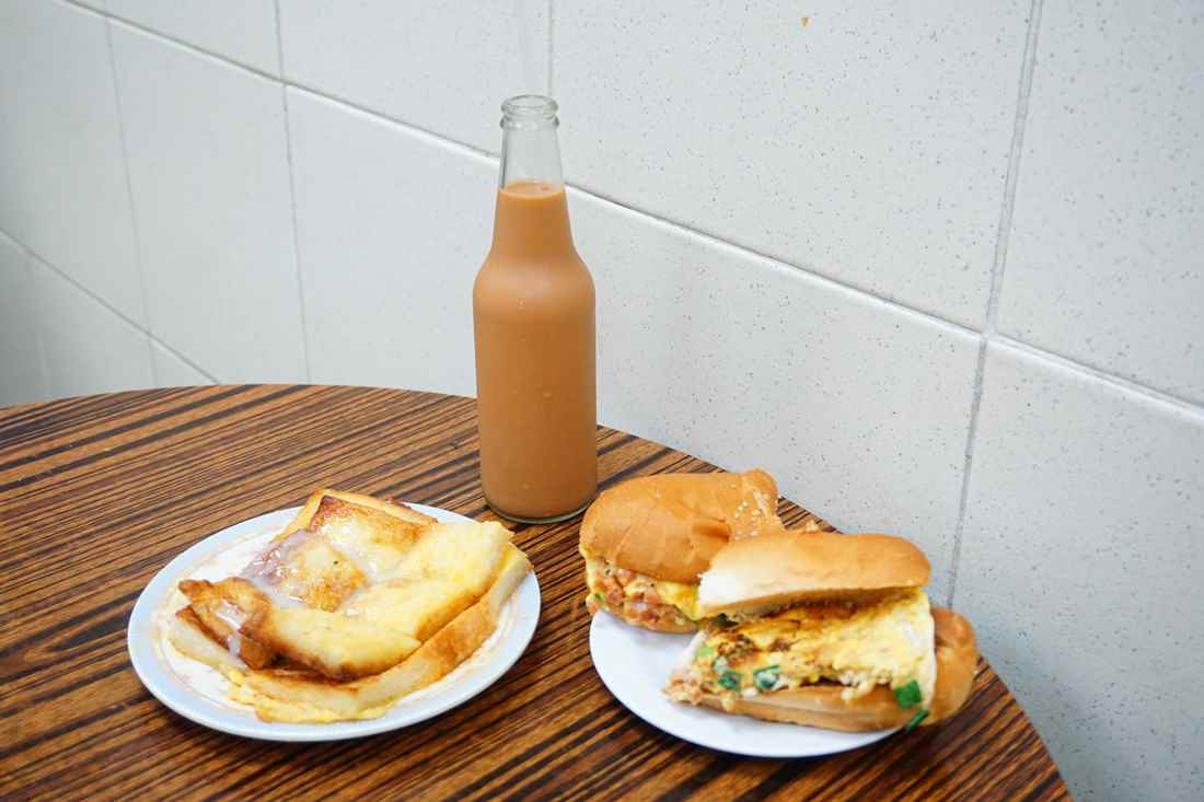 【香港上環】瑞記咖啡 || 香港老滋味＂隱身在街市中的美味早餐＂罇裝奶茶