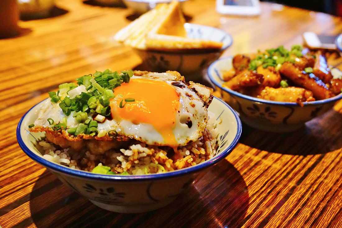 【香港銅鑼灣美食】兩草 || 地鐵天后站＂香煎脆邊蛋肉餅飯＂咖央多士