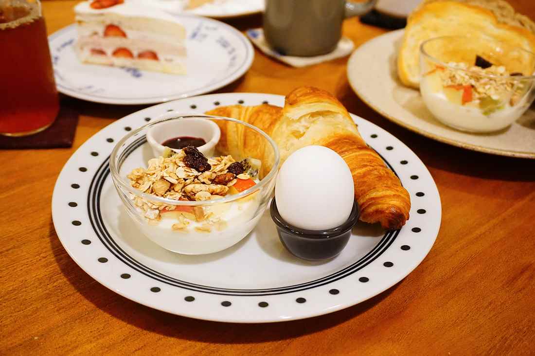 【台北中山美食】好休咖啡HaoXiu Kaffe || 不限時咖啡館＂泰奶千層蛋糕