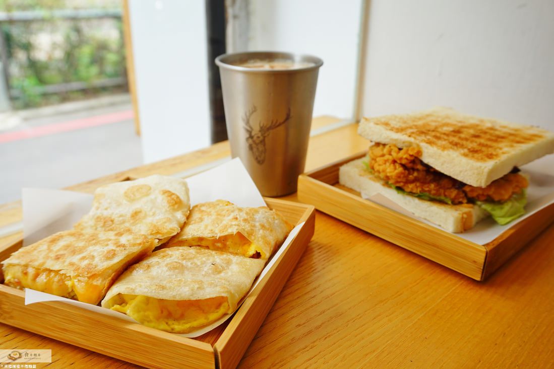 【新北蘆洲早午餐】貳仁 炭烤吐司販売 || 三民高中站早午餐＂清新風格炭烤吐司