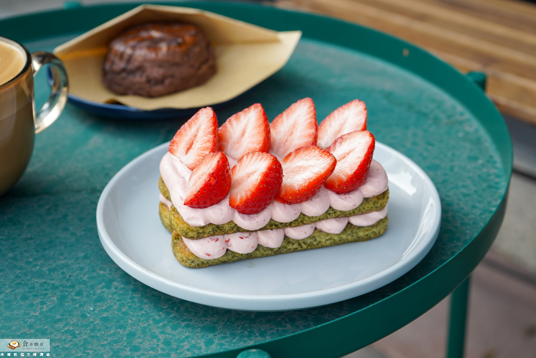 【高雄楠梓美食】IBT COFFEE ||楠梓工業風咖啡館＂插座+WIFI＂抹茶草莓提拉米蘇