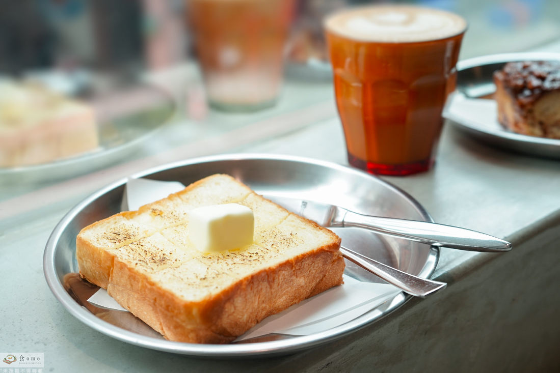 【新北中和早午餐】圈外咖啡 Kengai Coffea || 永和四號公園周邊＂工業風咖啡館＂黑糖麻吉核桃肉桂捲