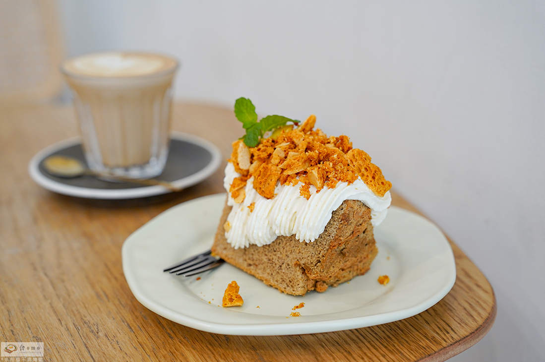 【高雄左營美食】COFFEE UP 瑞秋 • 咖啡 || 高鐵左營站＂文青咖啡館＂蜂巢脆脆戚風