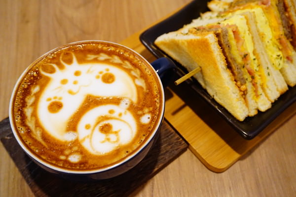 【新北板橋早午餐】Book’s coffee||*♥分量十足大食怪三明治＂拉花拿鐵＂環境舒適(2017.1更新)