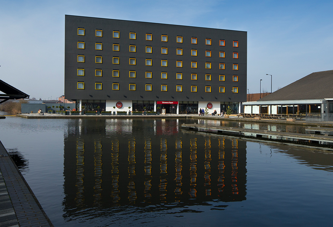 100 room hotel on2 Architects