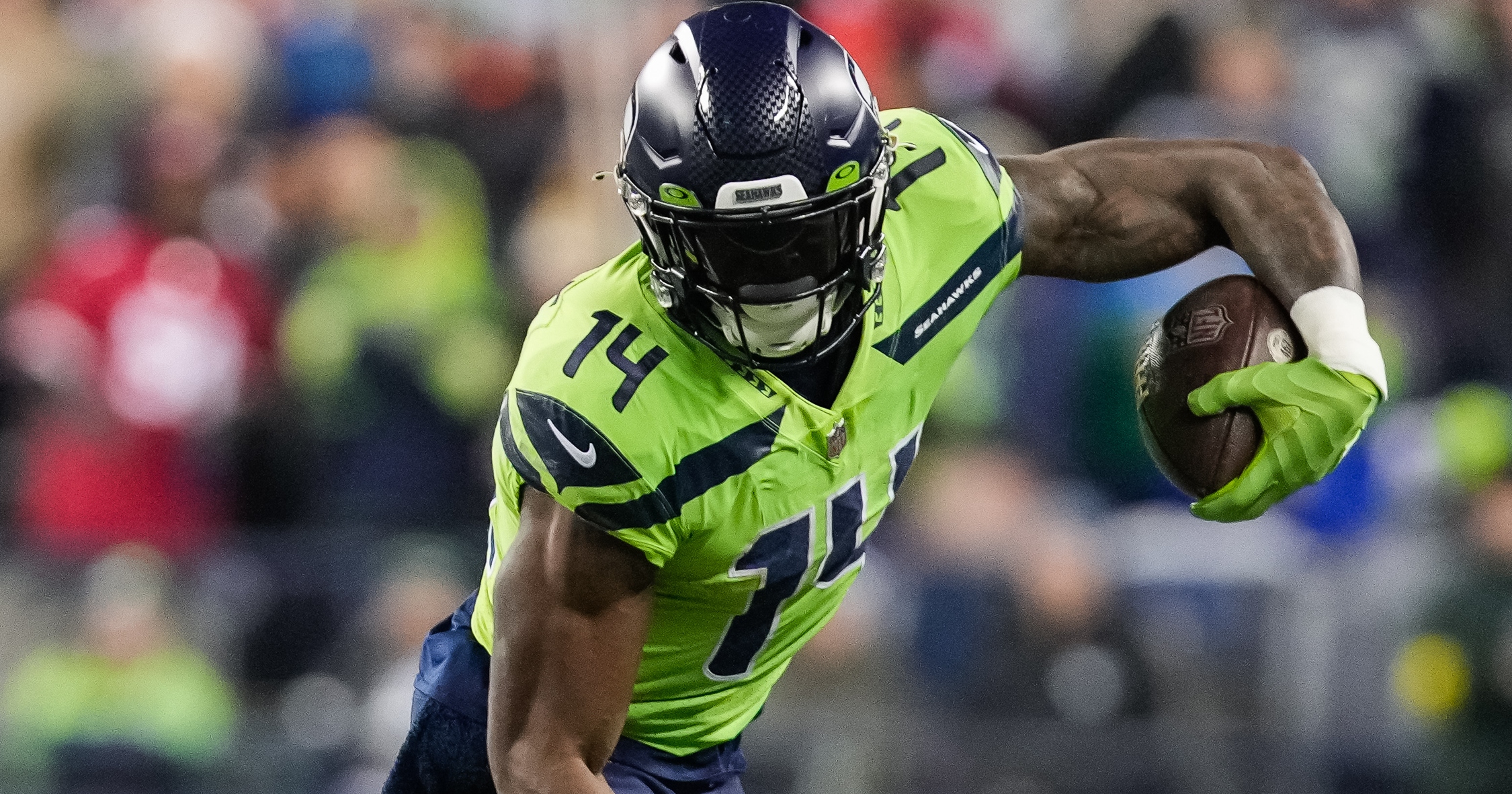 DK Metcalf braves low temperatures during shirtless workout