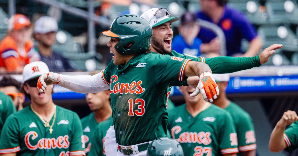 Miami outfielder Edgardo Villegas robs Clemson HR to advance Hurricanes