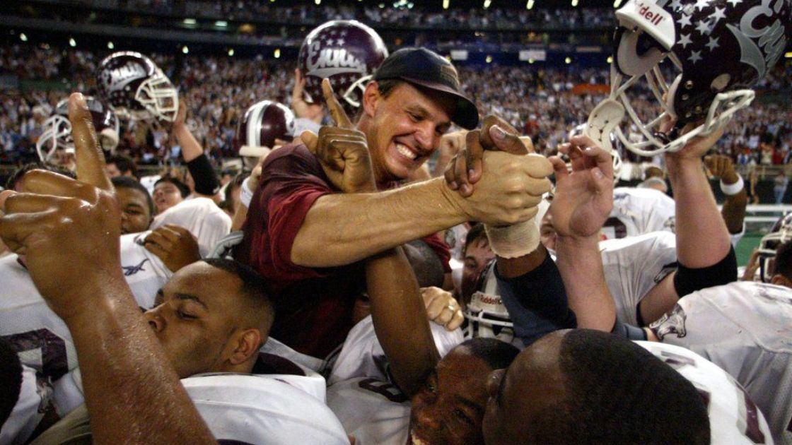 Texas High School Football Legendary coach retires after 23 years