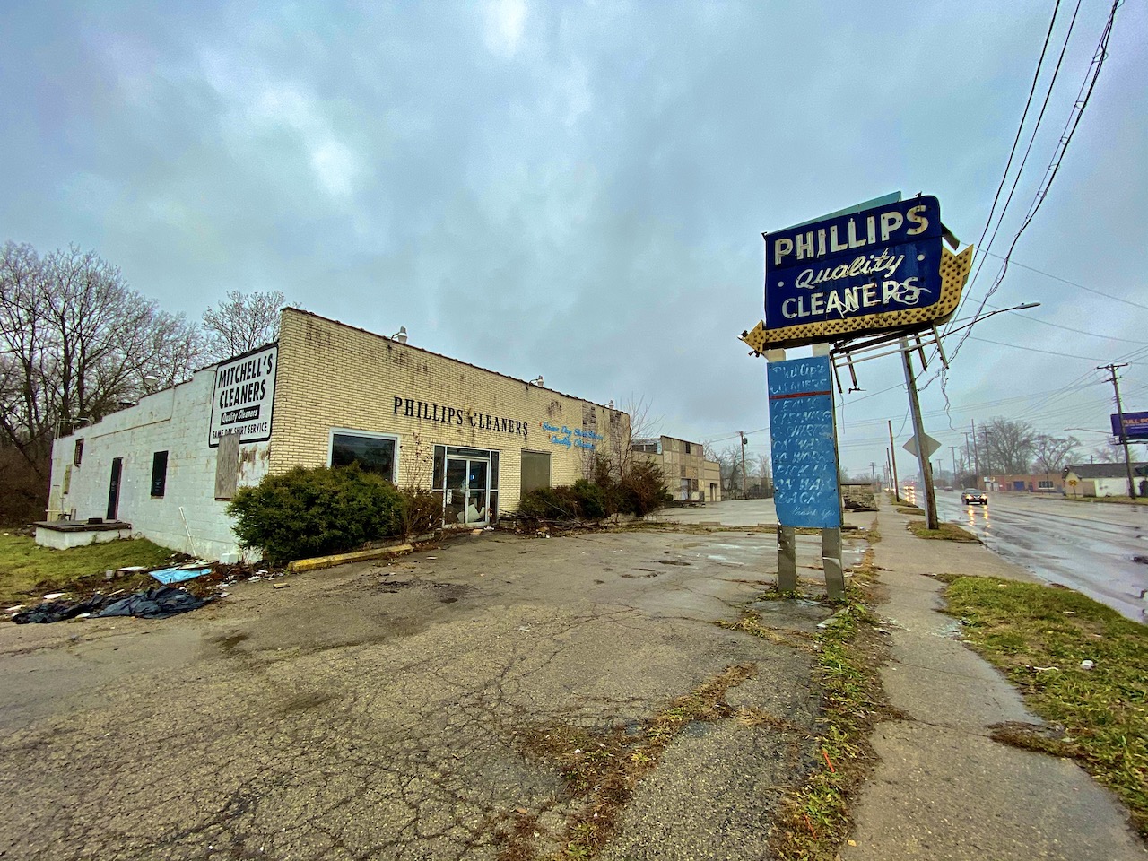Exploring an Abandoned Dry Cleaners with Everything Inside OHIO