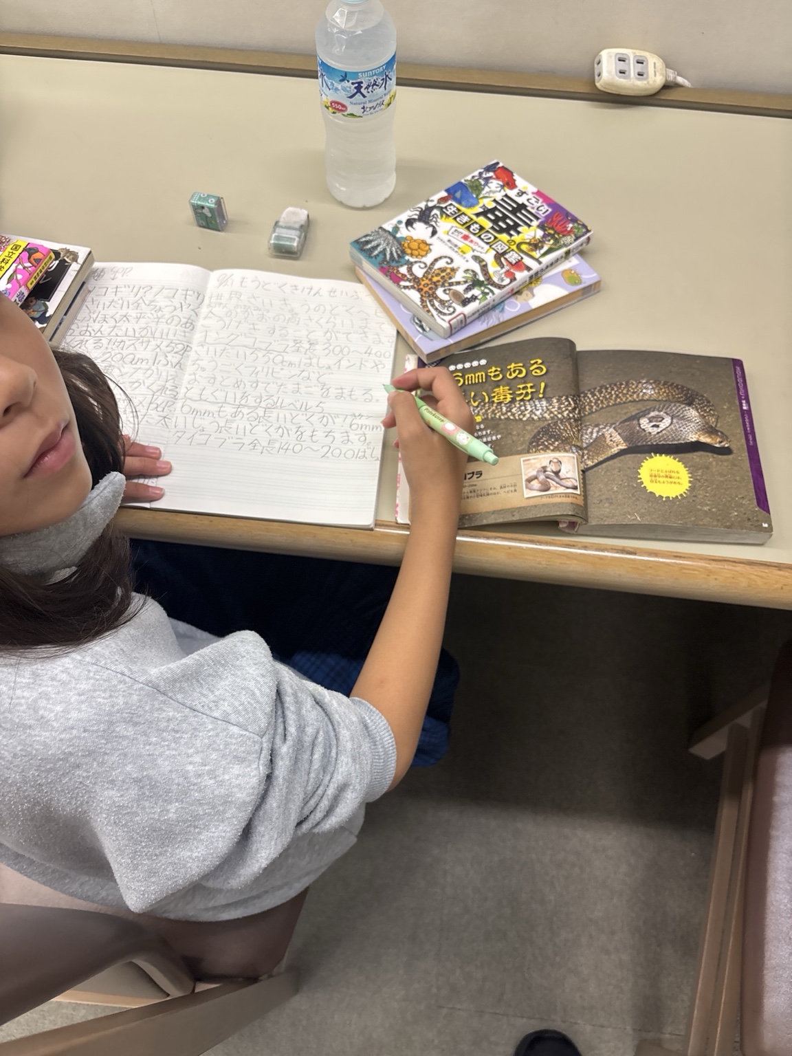 危険生物について調べた内容をびっしり書いたノートと娘
