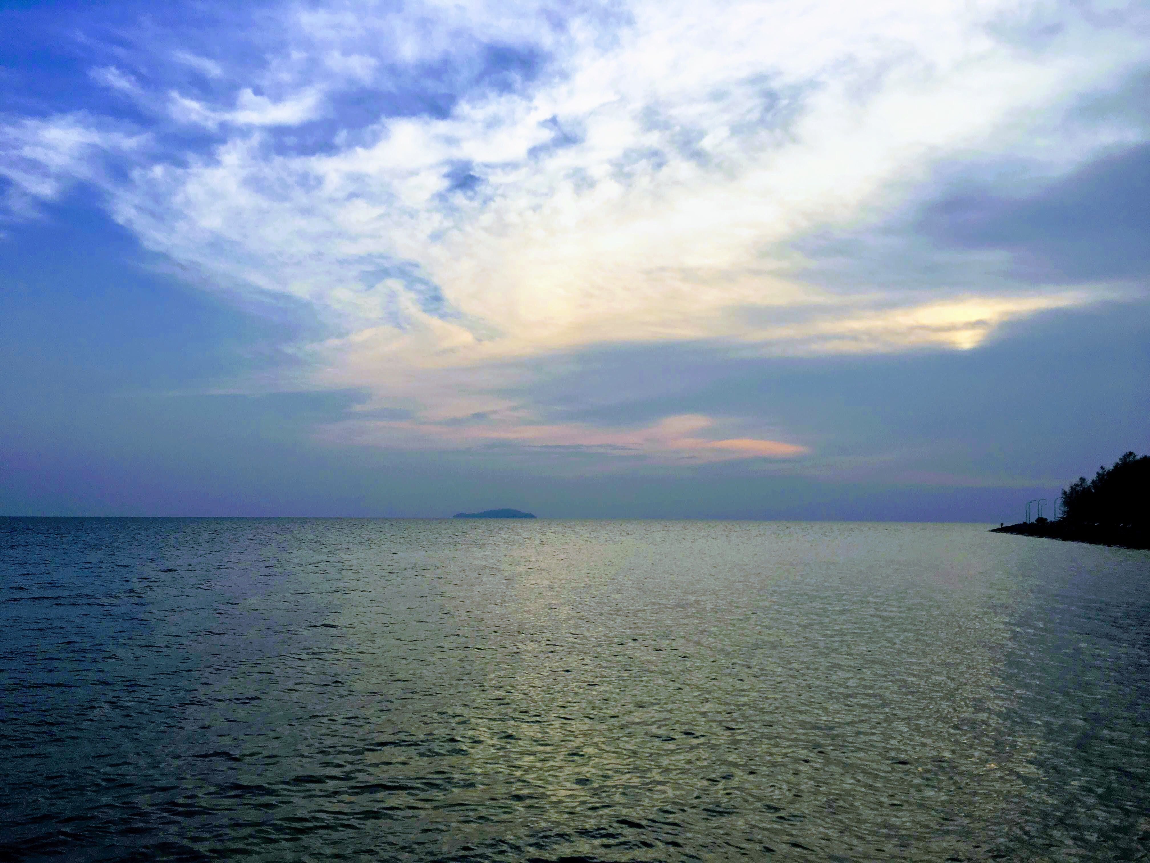 天际的水平线海运和天空太阳的波浪和强光从海的波浪被反射海景库存照片- 图片包括有海岸, 田园诗: 93195874 夕陽下的水平線| 悠然見山