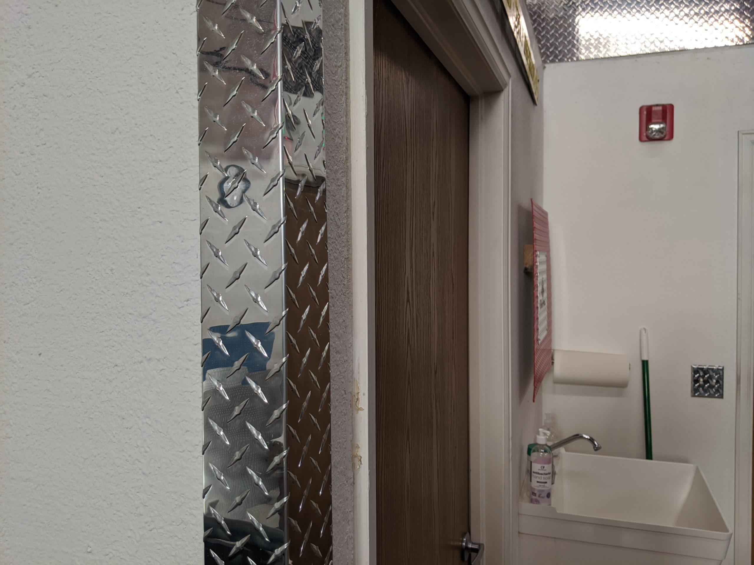 Diamond plate corner guards Online Diamond Plate