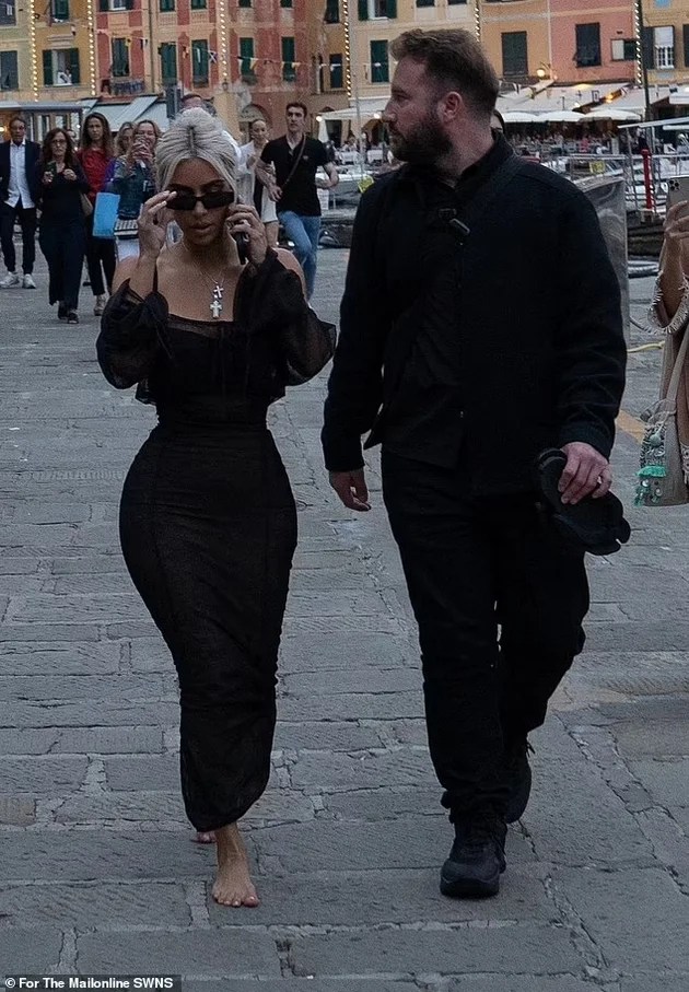 PHOTO Kim Kardashian is walking barefoot in Italy
