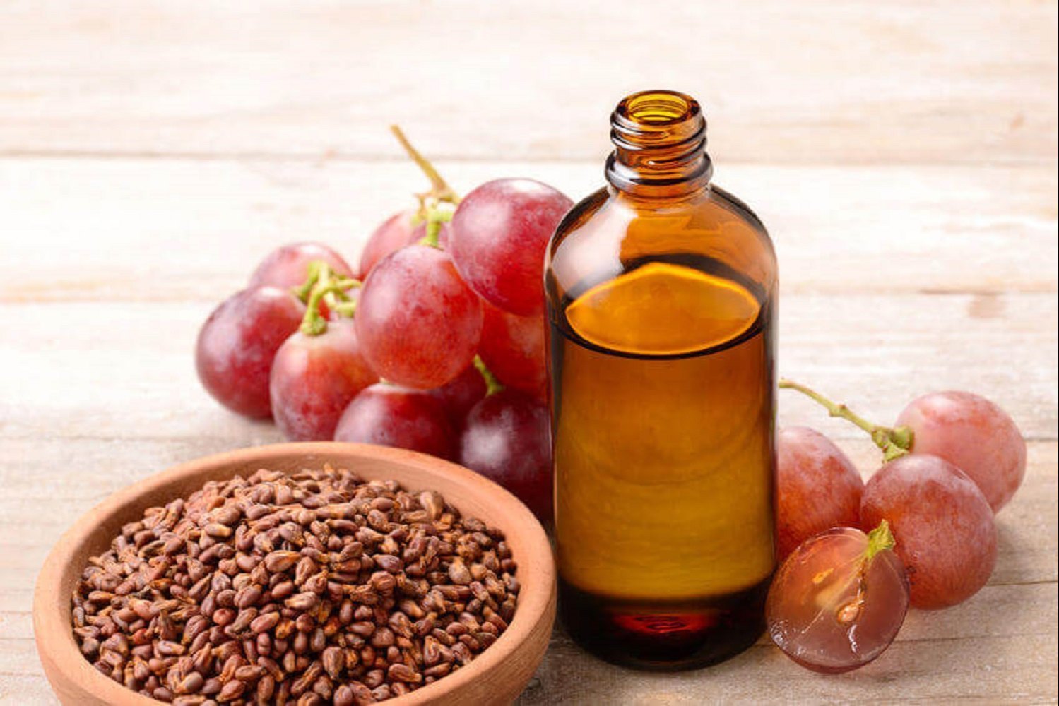 15 Effective Benefits of Grape Seed Oil for Skin, Hair & Health
