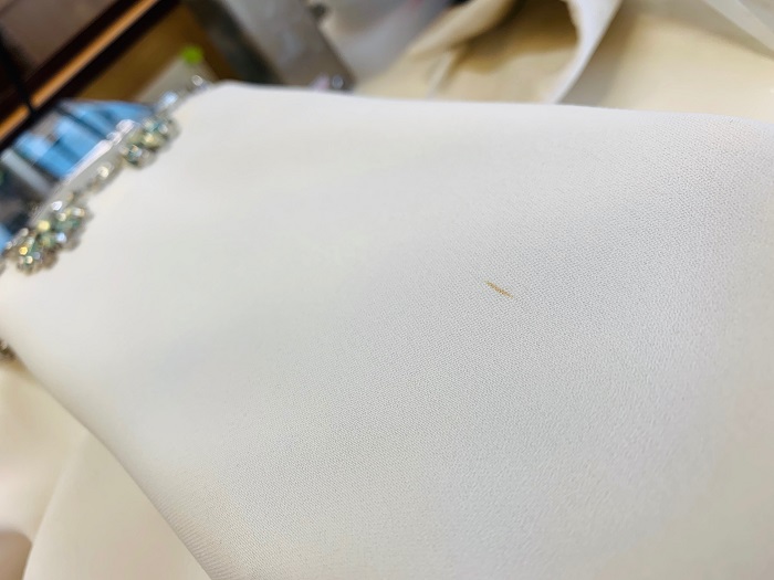 古い血液のシミは酸化して生地や色（色素）まで壊れてしまう前の早めの染み抜き処置が必要です | シミ抜き自慢の修復師クリーニング師尾上昇 長時間放置してしまった血液のシミは酸化してしまうと取れにくく生地の色も壊れている場合があります | シミ抜き自慢の修復師クリーニング師尾上昇