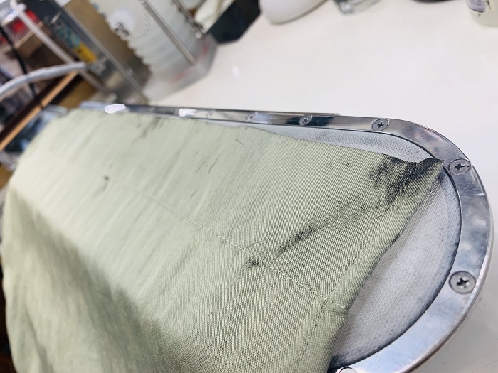 自転車のチェーンにお洋服が絡まってしまった場合にはダメージを出来るだけ抑えながら取り除きましょう シミ抜き自慢の修復師クリーニング師尾上昇