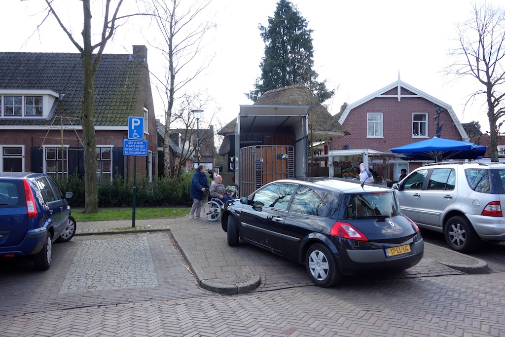 Bloemetje gekocht, op huis aan en dan … Oog op Blaricum