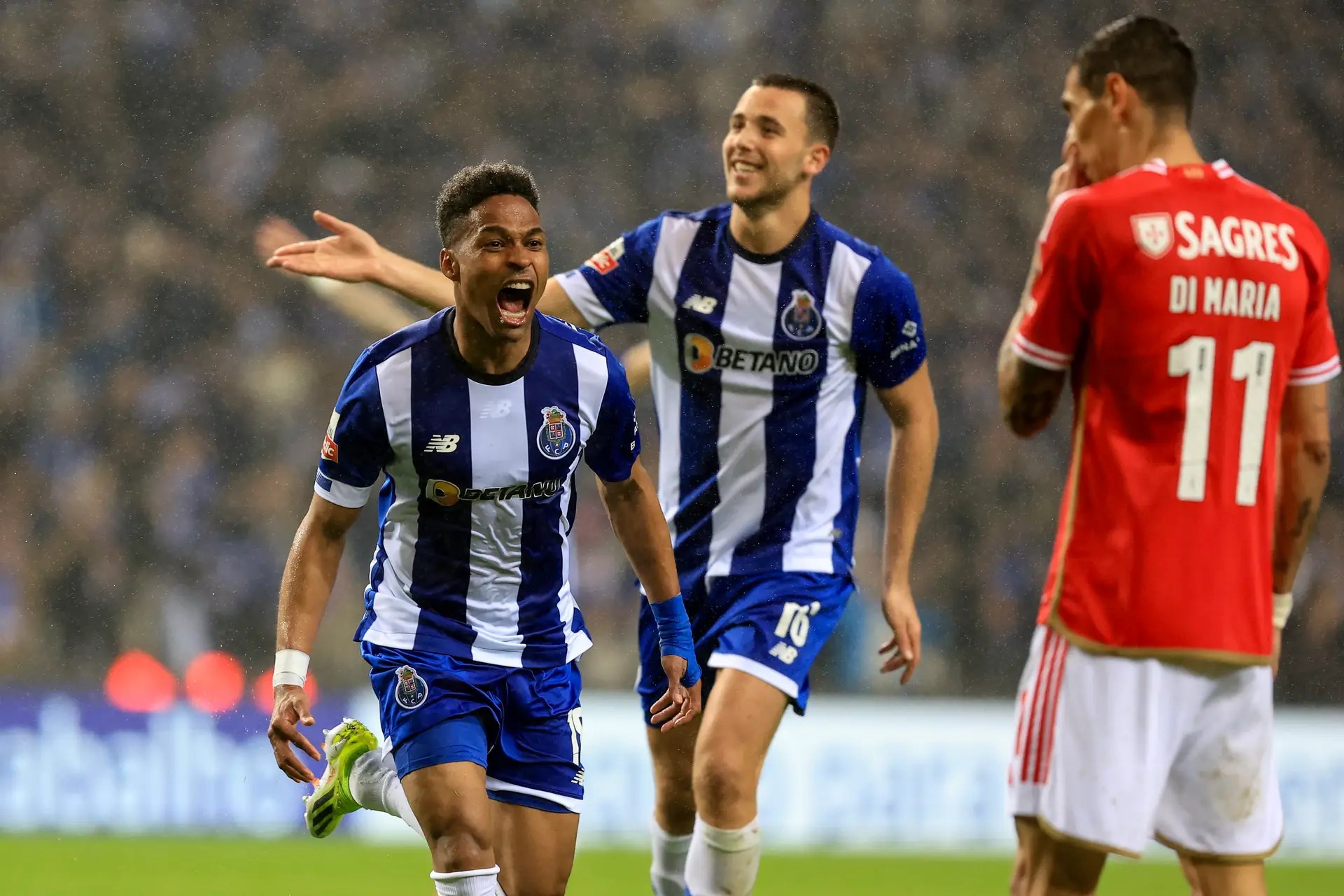 FC Porto goleia Benfica, Sporting é novo líder da Liga Portuguesa