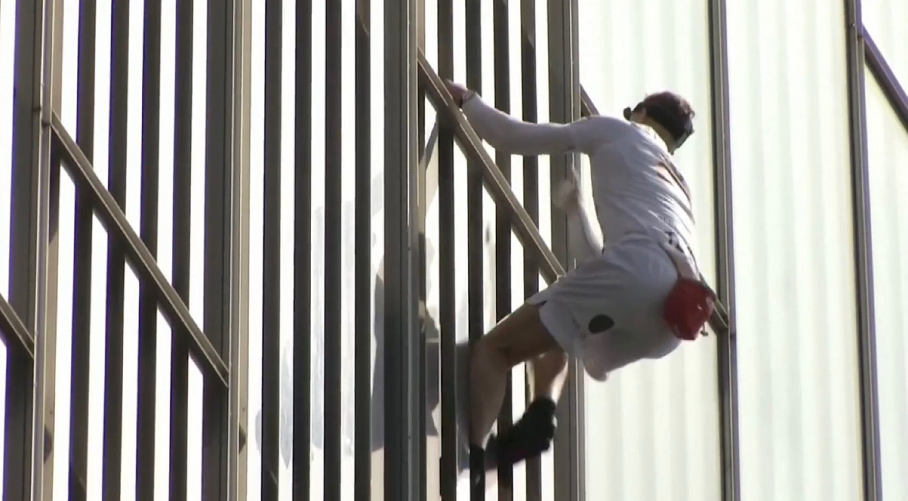 In Perspective, Fun Climbing Freehand Skyscrapers! Open