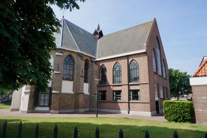 De Dorpskerk van de Hervormde Gemeente van Ouddorp Open water