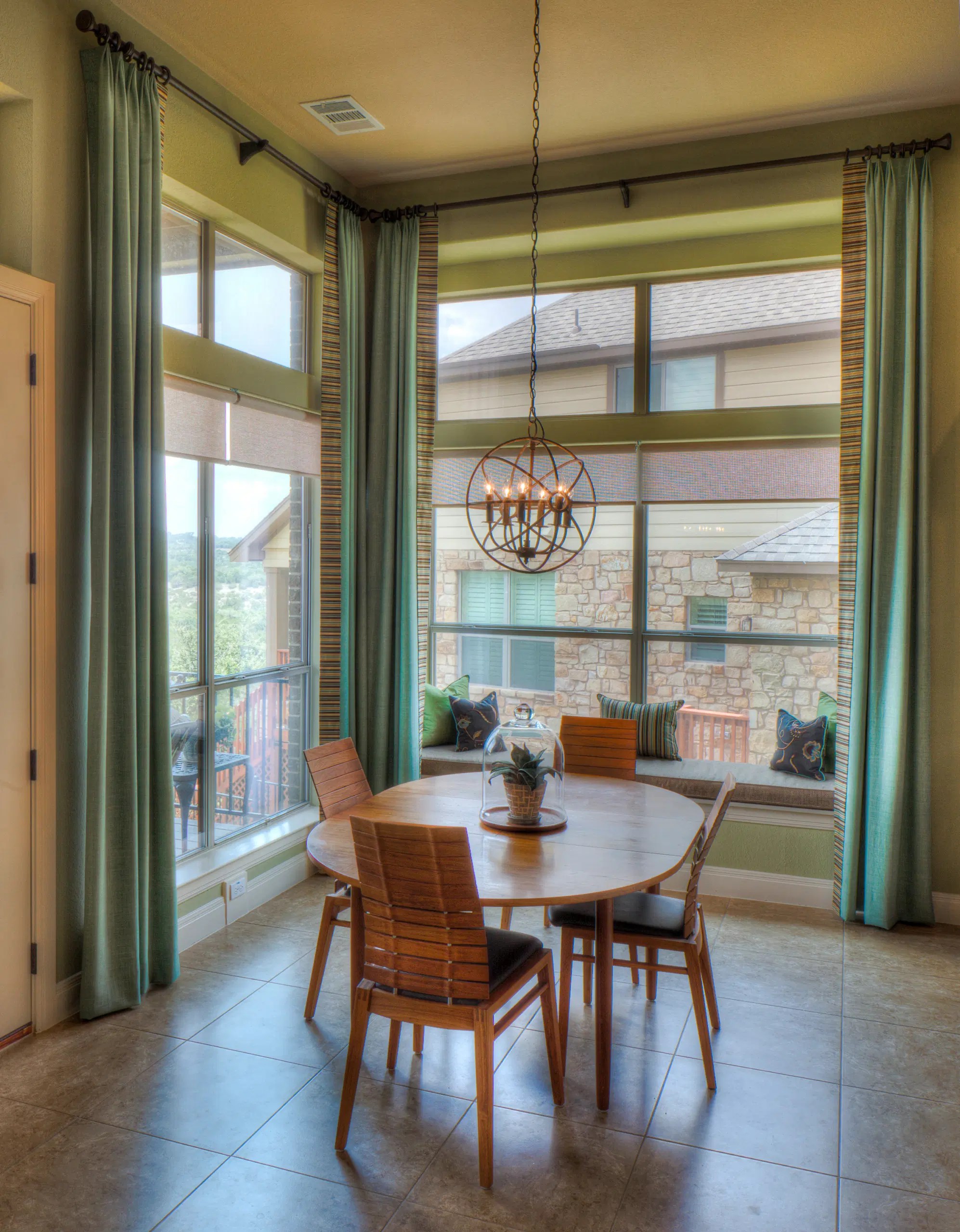 21 Impressive Dining Room Window Ideas for Your Home
