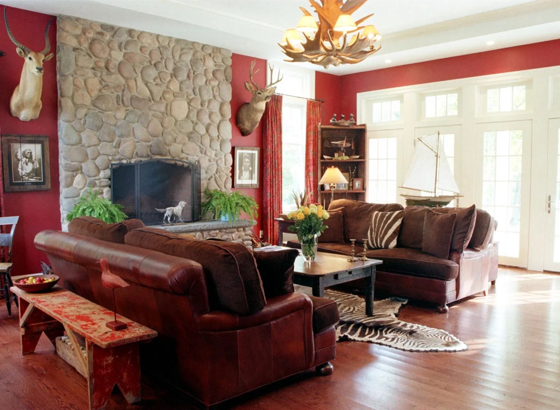 20 Captivating Maroon Living Room Ideas You’ll Adore