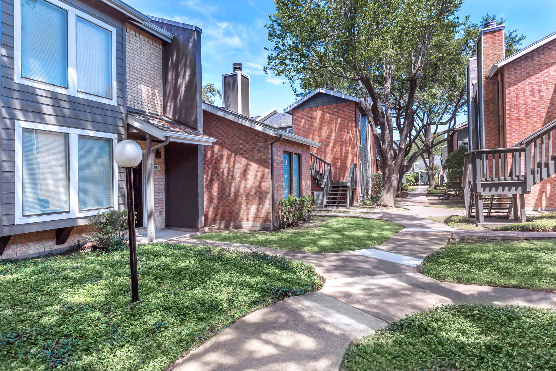 Oak Park Village Condominiums Apartments in Alvin, TX