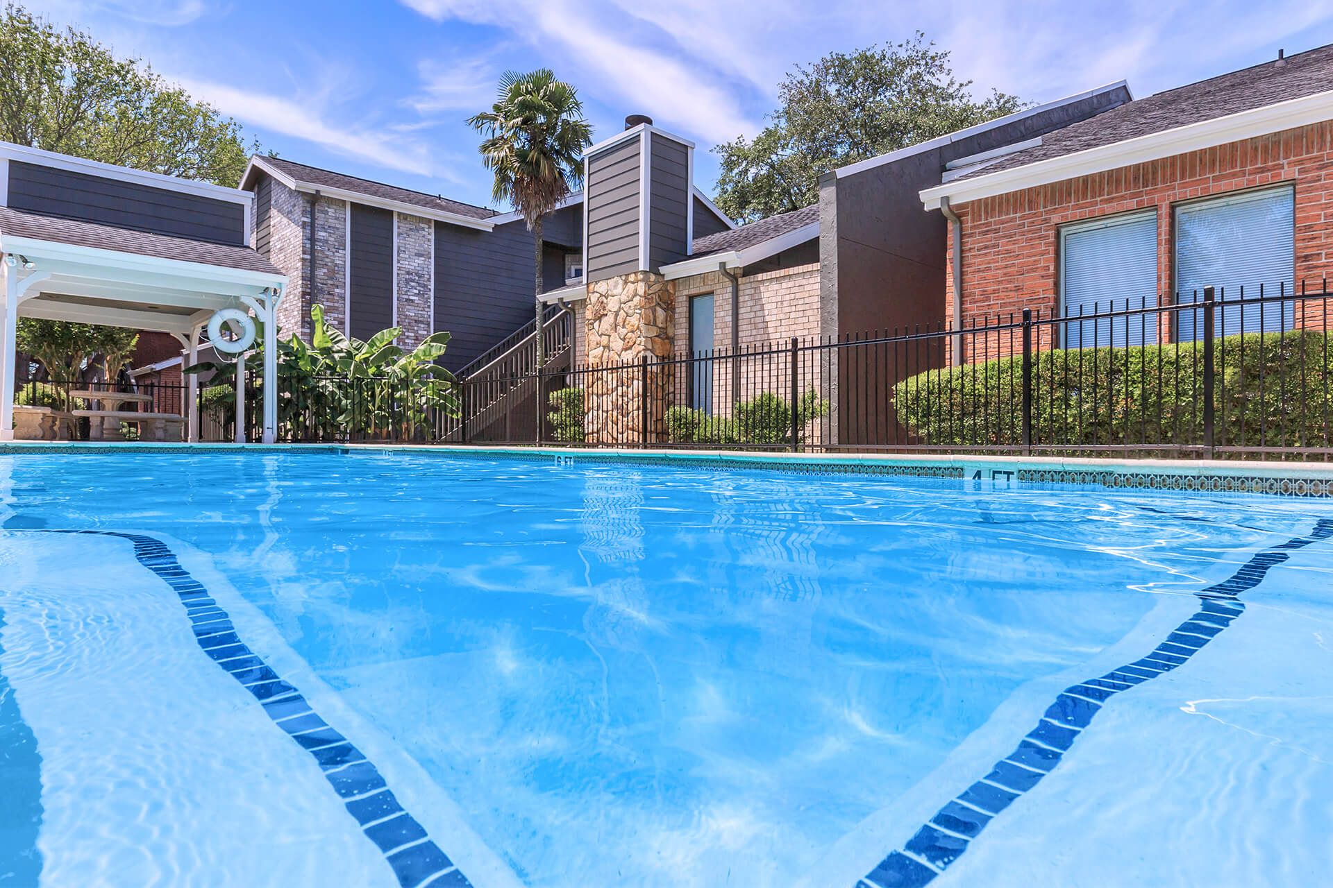 Oak Park Village Condominiums Apartments in Alvin, TX