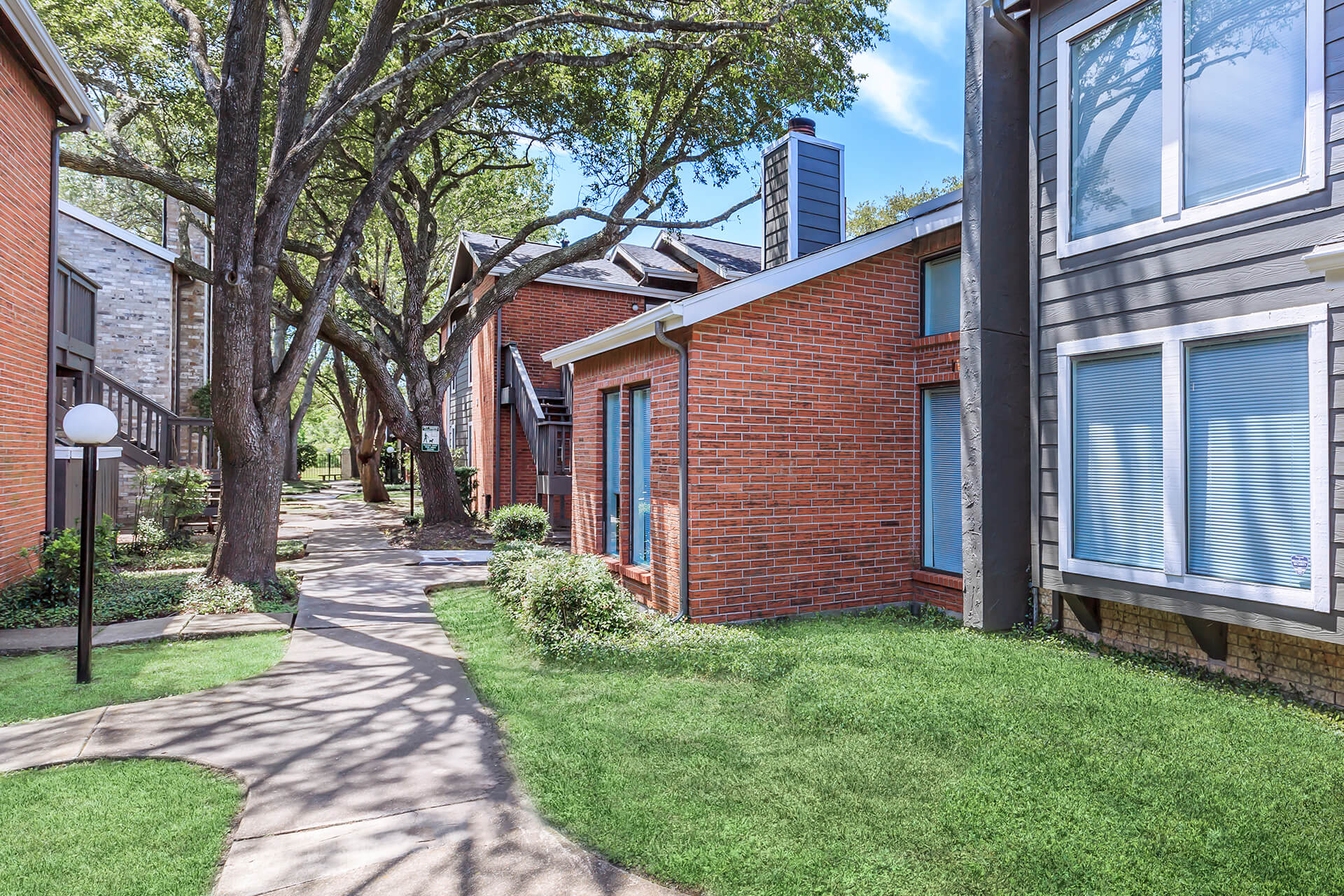 Oak Park Village Condominiums Apartments in Alvin, TX