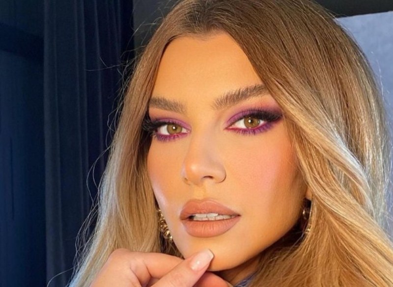 Leonora Jakupi ‘rreshket’ ne rrezet e diellit, merr vëmendjen me look