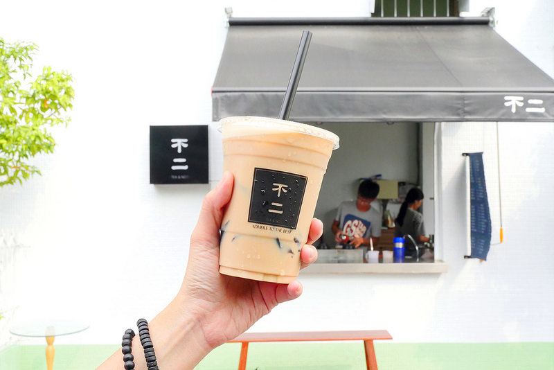 【高雄飲料】不二茶飲(珍珠奶茶) 新樂街│鹽埕區：IG爆紅人氣飲料店 珍珠奶茶限量供應要排隊才買得到！ 記得順手拍張文青照打卡到此一遊！(目前沒有提供外送服務)