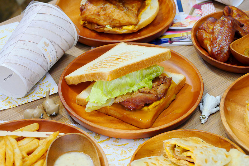 【台中早午餐】早安公雞農場晨食 大坑│北屯區：中台店限定金閃閃雞腿燒吐司加日式果香咖哩醬超好吃！招牌浩克雞腿排堡大塊香酥腿肉豪邁推薦 嘉明鮮乳製作紫米紅豆牛奶營養又好喝！