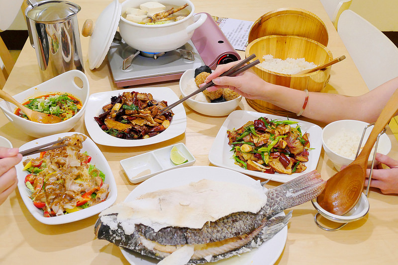 【台北美食】二鬍豪邁廚房│中山站：網友好評私宅料理 精燉金黃老母雞湯火鍋甘甜好喝！鹽烤活水鯛魚超大份量肉嫩鮮美預約才吃得到！堅持用台灣好食材做家常好料理